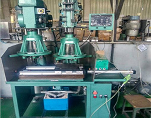 Automatic multi-axis drilling and tapping machine